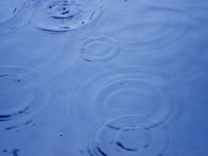 582334_rain_falling_in_the_water